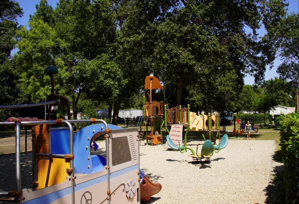 aire de jeux camping les floralies ile d'oléron charente maritime